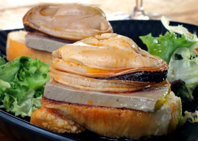 Mejillón en tosta con foie y su escabeche